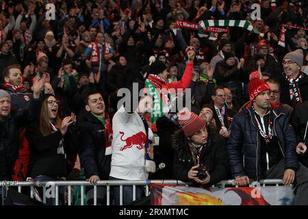 RB Salzburg-Fans beim UEFA Europa League-Spiel zwischen Celtic und Red Bull Salzburg im Celtic Park, Parkhead, Glasgow am Donnerstag, den 13. Dezember 2018. (Credit: Mark Fletcher | MI News & Sport Ltd) ©MI News & Sport Ltd Tel: +44 7752 571576 E-Mail: markf@mediaimage.co.uk Adresse: 1 Victoria Grove, Stockton on Tees, TS19 7EL Stockfoto