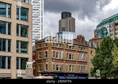 Vor einem bewölkten grauen Himmel ragt der Tower 42, früher bekannt im Nat West Tower, über den Gebäuden von Spitalfields, London, E1 Stockfoto