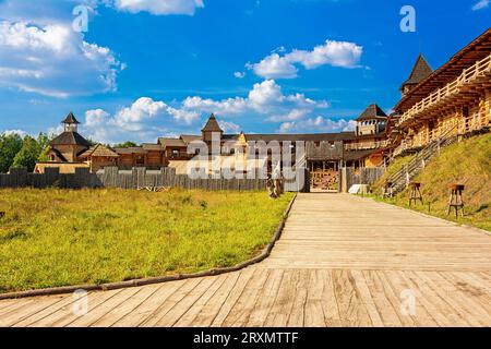 Holzstraße zur alten slawischen Festung. Stockfoto