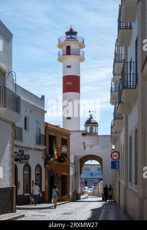 Rota, Cádiz, Spanien - 23. September 2023: Blick auf den Arco del Mar (Meeresbogen) und den Leuchtturm von Rota, eine touristische Stadt, auf Th Stockfoto