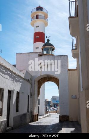 Rota, Cádiz, Spanien - 23. September 2023: Blick auf den Arco del Mar (Meeresbogen) und den Leuchtturm von Rota, einer wunderschönen Stadt an der Küste von Or Stockfoto