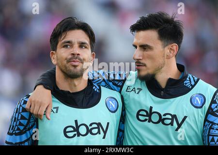 Giovanni Simeone von SSC Napoli und Eljif Elmas von SSC Napoli während des Serie-A-Tim-Spiels zwischen Bologna FC und SSC Napoli im Stadio Renato Dall’Ara am 24. September 2023 in Bologna, Italien. Stockfoto