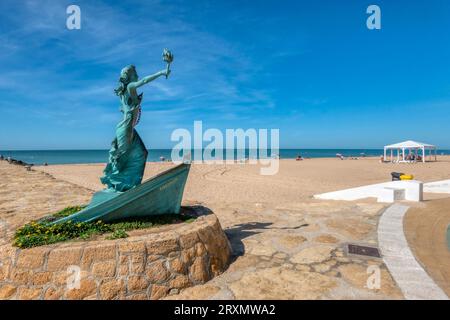 Rota, Cadiz, Spanien - 23. September 2023: Blick auf den Strand von Costilla und die Skulptur der Freiheit in Rota, einer Küstenstadt in Cadiz, Spanien. Stockfoto