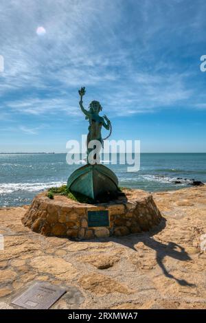 Rota, Cadiz, Spanien - 23. September 2023: Blick auf den Strand von Costilla und die Skulptur der Freiheit in Rota, einer Küstenstadt in Cadiz, Spanien. Stockfoto