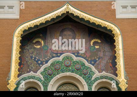 Mosaikbild und umgebende keramische Friesdekoration an der Außenwand der St. Nikolaus-orthodoxen Kathedrale, Nizza / Cathédrale Orthodoxe Saint-Nicolas de Nizza. Russisch-orthodoxe Kathedrale in Frankreich. (135) Stockfoto