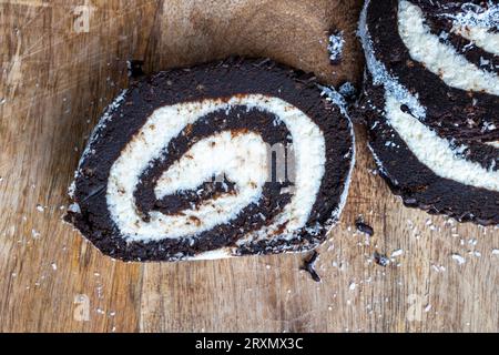 Aus zwei Schichten Kuchen, Schokoladenkuchen mit Schokoladenschwamm und Cremefüllung Stockfoto