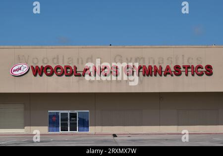 Houston, Texas USA 07-30-2023: Woodlands Gymnastics Academy Gebäude Außenfassade in Houston, TX. Lokale Sport- und Erholungsunternehmen. Stockfoto