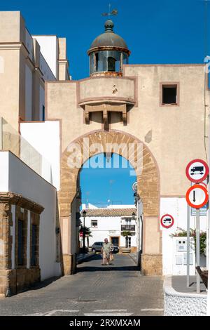 Rota, Cádiz, Spanien - 23. September 2023: Blick auf den Arco del Mar (Meeresbogen) in Rota, einer touristischen Stadt an der Küste von Proviant Stockfoto