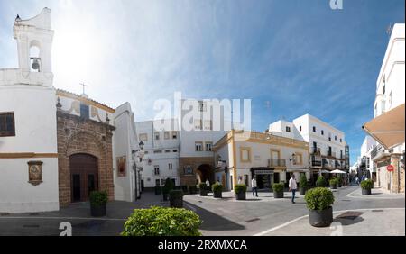 Rota, Cadiz, Spanien - 23. September 2023: Panoramablick auf die Straßen von Rota, einem süßen Dorf im Süden Andalusiens Stockfoto