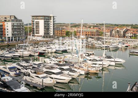 Erhöhter Blick auf Ocean Village Marina in Southampton mit angelegten Booten und Yachten. Stockfoto