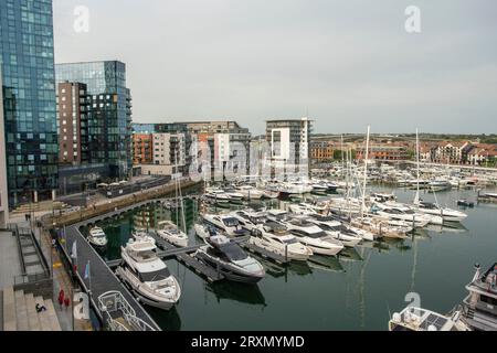 Erhöhter Blick auf Ocean Village Marina in Southampton mit angelegten Booten und Yachten. Stockfoto