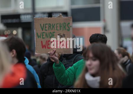 Studentenvorführung in Hamburg. Studenten gingen auf die Straße, um zu streiken und forderten Politiker auf, dringend zu handeln, um eine weitere globale Erwärmung zu verhindern. Stockfoto