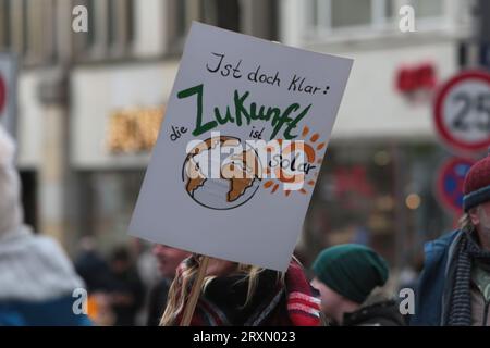 Studentenvorführung in Hamburg. Studenten gingen auf die Straße, um zu streiken und forderten Politiker auf, dringend zu handeln, um eine weitere globale Erwärmung zu verhindern. Stockfoto