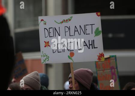 Studentenvorführung in Hamburg. Studenten gingen auf die Straße, um zu streiken und forderten Politiker auf, dringend zu handeln, um eine weitere globale Erwärmung zu verhindern. Stockfoto