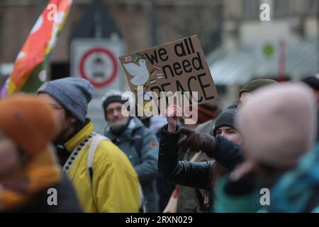 Studentenvorführung in Hamburg. Studenten gingen auf die Straße, um zu streiken und forderten Politiker auf, dringend zu handeln, um eine weitere globale Erwärmung zu verhindern. Stockfoto