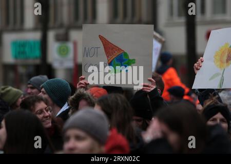 Studentenvorführung in Hamburg. Studenten gingen auf die Straße, um zu streiken und forderten Politiker auf, dringend zu handeln, um eine weitere globale Erwärmung zu verhindern. Stockfoto