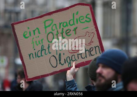 Studentenvorführung in Hamburg. Studenten gingen auf die Straße, um zu streiken und forderten Politiker auf, dringend zu handeln, um eine weitere globale Erwärmung zu verhindern. Stockfoto