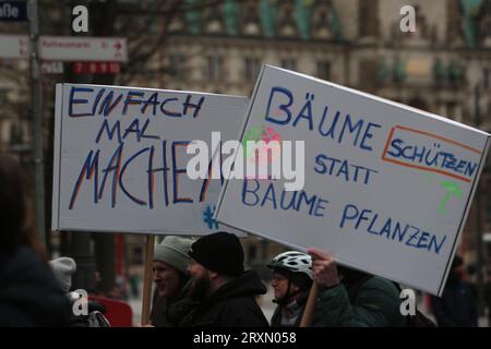 Studentenvorführung in Hamburg. Studenten gingen auf die Straße, um zu streiken und forderten Politiker auf, dringend zu handeln, um eine weitere globale Erwärmung zu verhindern. Stockfoto