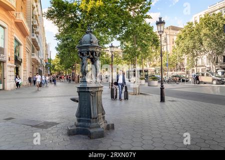 BARCELONA, SPANIEN - 12. MAI 2017: Passeig de Gracia ist eine der berühmtesten und wichtigsten Straßen der Stadt im Eixample-Viertel. Stockfoto