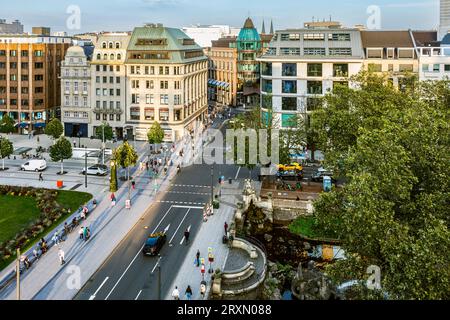 Blick auf die Kö am Cormeliusplatz, Theodor-Körner-Straße, Elberfelder Straße mit Schadow-Arkaden, Dreischeibenhaus im Hintergrund *** Blick auf die Kö am Cormeliusplatz, Theodor Körner Straße, Elberfelder Straße mit Schadow Arkaden, Dreischeibenhaus im Hintergrund Stockfoto