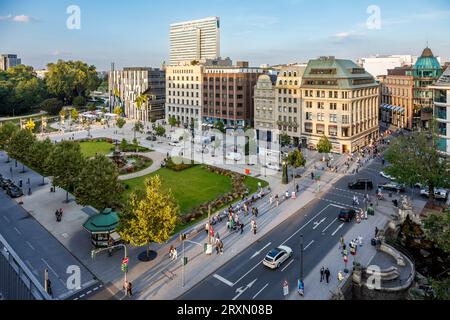 Blick auf die Kö am Cormeliusplatz, Theodor-Körner-Straße, Elberfelder Straße mit Schadow-Arkaden, Dreischeibenhaus im Hintergrund *** Blick auf die Kö am Cormeliusplatz, Theodor Körner Straße, Elberfelder Straße mit Schadow Arkaden, Dreischeibenhaus im Hintergrund Stockfoto