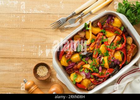 Gebackene Wurst und Gemüse, Paprika, Zucchini, Tomaten, rote Zwiebeln und Auberginen mit Sesam und Koriander, heiß im Ofen auf Backblech serviert. Tradit Stockfoto