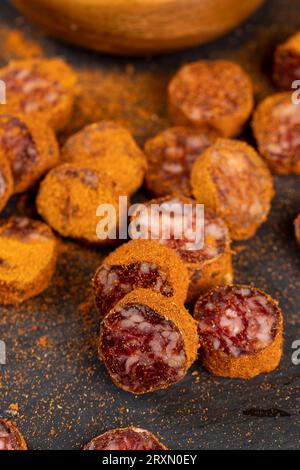 Frische, getrocknete Schweinewurst in Kurkuma, mariniert in einer großen Menge gemahlener Kurkumwurst Stockfoto