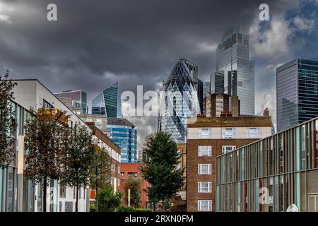 Die Gherkin und 22 Bishopsgate von der Commercial Road Spitalfields im Londoner East End, London E1 aus gesehen Stockfoto