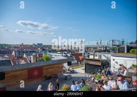 Salling DACH in Aarhus, Dänemark bei schönem Wetter und Tageslicht, viele Leute auf der Aussichtsplattform, starbucks Stockfoto