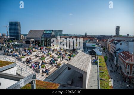 Salling DACH in Aarhus, Dänemark bei schönem Wetter und Tageslicht, viele Menschen auf der Aussichtsplattform Stockfoto