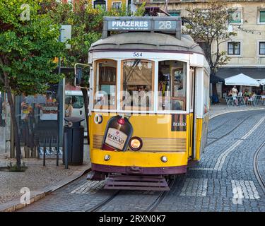 Die berühmte Straßenbahn 28, Lissabon, Portugal. Stockfoto