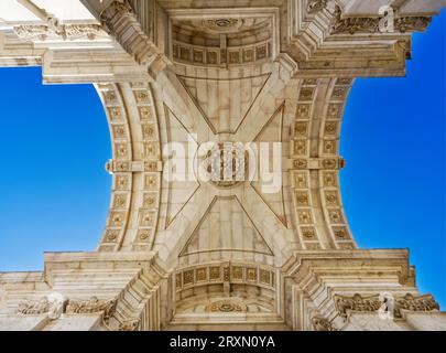 Blick auf den Gipfel des Arco da Rua Agusta in Lissabon, Portugal Stockfoto