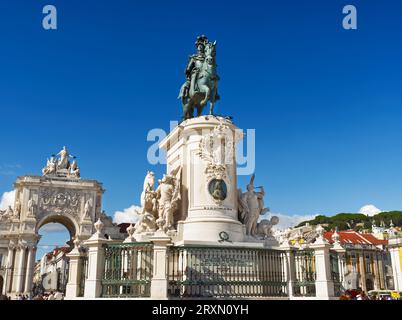 Die Statue von José I. und dem Arco da Augusta in Praco do Commercio, Lissabon, Portugal. Stockfoto