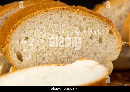 Weiches französisches Baguette aus Weizenmehl, frisch geschnittenes Baguette für die Zubereitung von Snacks Stockfoto