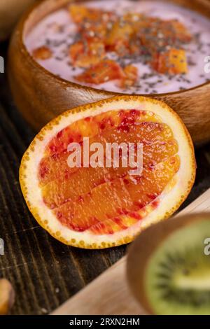 Rote süße Orange auf dem Tisch, kocht Essen mit roten Orangen Stockfoto