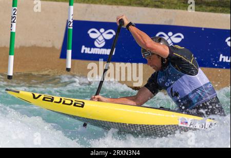 Alexander Slafkovsky aus der Slowakei nimmt an der Männer-C1-Weltmeisterschaft der ICF-Kanu-Slalom im Lee Valley White Water Centre Teil. Stockfoto