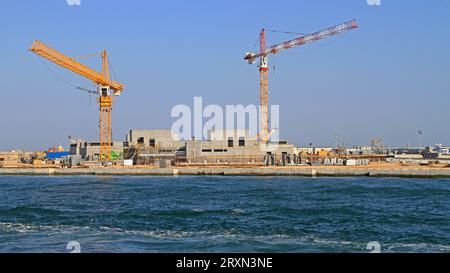 Venedig, Italien - 08. Juli 2011: Zwei Krane auf Baustelle Bau Seawall MOSE Projekt für Hochwasserschutz Venezianische Lagune. Stockfoto