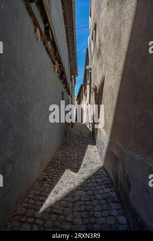 Die Weinstraße. Blick auf eine typische bunte Straße in der Innenstadt Stockfoto