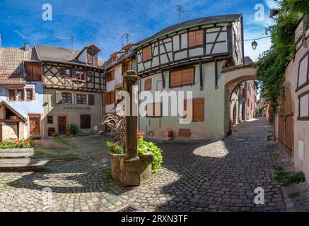 Die Weinstraße. Blick auf einen typischen farbenfrohen Innenhof in der Innenstadt Stockfoto