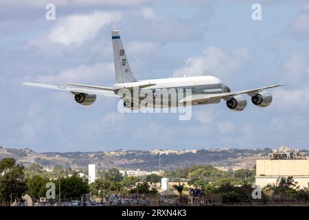 US Air Force Boeing TC-135W Stratolifter (717-158) (Reg.: 62-4127), die ein paar niedrige Pässe über die aktive Start- und Landebahn machen. Stockfoto