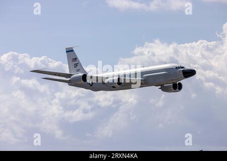 US Air Force Boeing TC-135W Stratolifter (717-158) (Reg.: 62-4127), die ein paar niedrige Pässe über die aktive Start- und Landebahn machen. Stockfoto