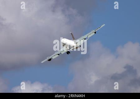 US Air Force Boeing TC-135W Stratolifter (717-158) (Reg.: 62-4127), die ein paar niedrige Pässe über die aktive Start- und Landebahn machen. Stockfoto