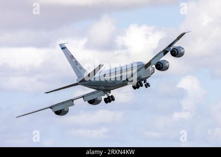 US Air Force Boeing TC-135W Stratolifter (717-158) (Reg.: 62-4127), die ein paar niedrige Pässe über die aktive Start- und Landebahn machen. Stockfoto