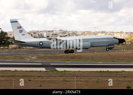 US Air Force Boeing TC-135W Stratolifter (717-158) (Reg.: 62-4127), die ein paar niedrige Pässe über die aktive Start- und Landebahn machen. Stockfoto