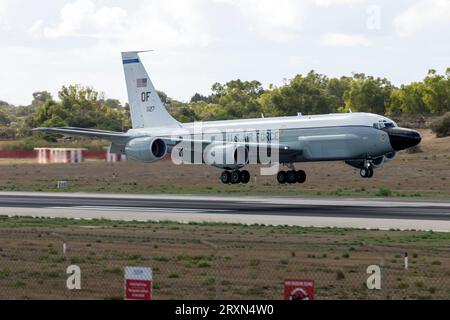 US Air Force Boeing TC-135W Stratolifter (717-158) (Reg.: 62-4127), die ein paar niedrige Pässe über die aktive Start- und Landebahn machen. Stockfoto