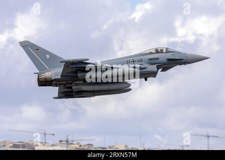 Eurofighter der deutschen Luftwaffe EF-2000 Typhoon S (REG: 3148) startet im Nachbrenner. Stockfoto