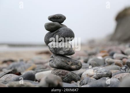 Steinpyramide am Ostseestrand Stockfoto