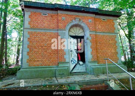 Bleistift Graffiti in einem Park in Brüssel gibt es Rätsel um den Künstler und der Bleistift taucht seit 2010 auf. Stockfoto