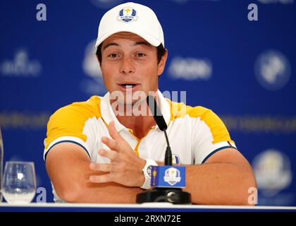 Viktor Hovland von Team Europe während einer Pressekonferenz im Marco Simone Golf and Country Club in Rom, Italien, vor dem Ryder Cup 2023. Bilddatum: Dienstag, 26. September 2023. Stockfoto