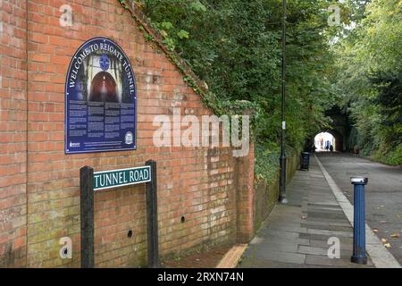 Reigate, Surrey, Großbritannien – 26. September 2023: Reigate Tunnel Road unter dem Schlosspark, die vom Bahnhof zur Hauptstraße führt Stockfoto